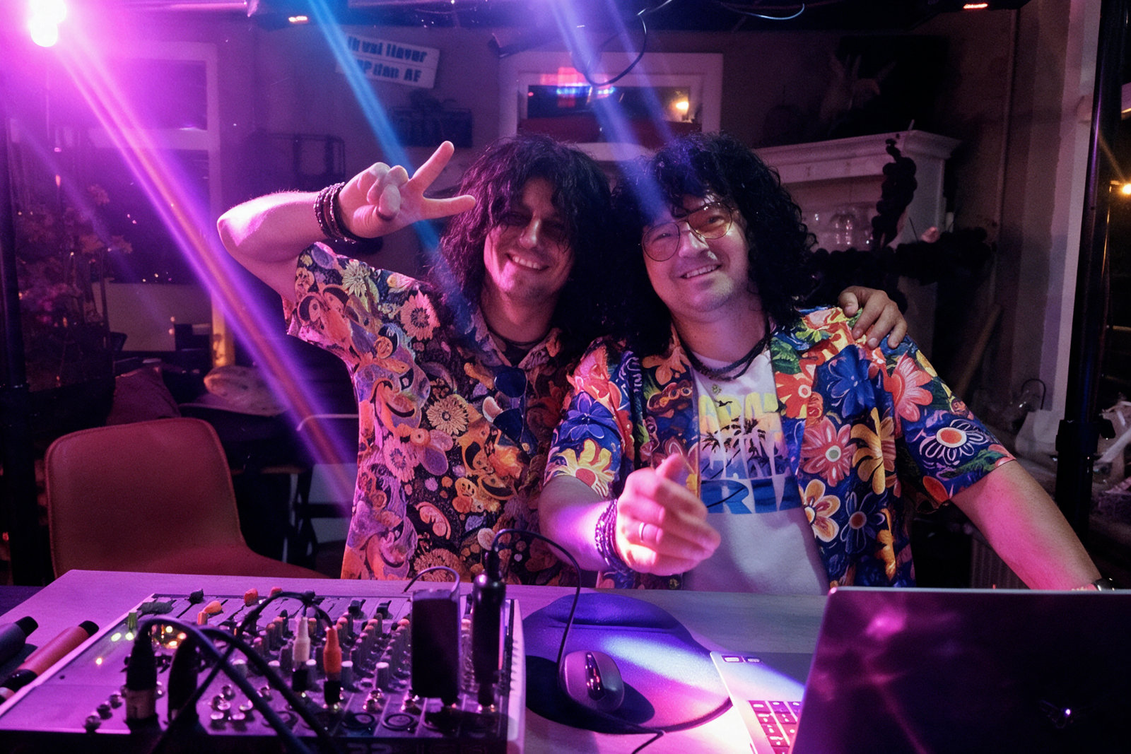 Feest in flowerpowerstijl